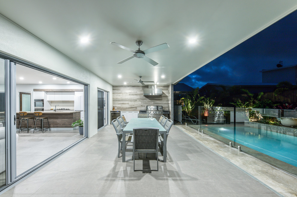 Großes, Zweistöckiges Modernes Einfamilienhaus mit Mix-Fassade, bunter Fassadenfarbe und Blechdach in Sunshine Coast