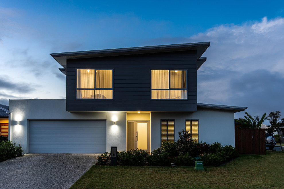 Zweistöckiges, Großes Modernes Einfamilienhaus mit bunter Fassadenfarbe, Faserzement-Fassade, Flachdach und Blechdach in Sunshine Coast