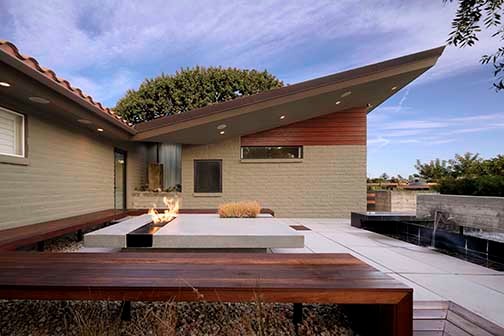 Mittelgroßes, Einstöckiges Modernes Haus mit Mix-Fassade, grüner Fassadenfarbe und Pultdach in Los Angeles