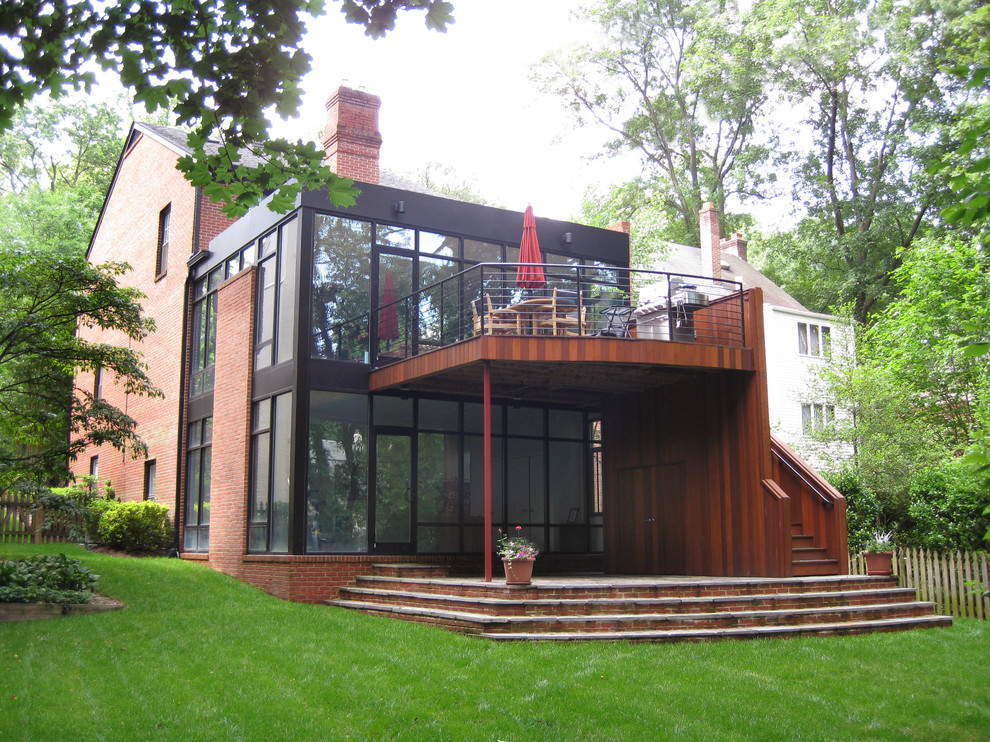 Idee per la facciata di una casa contemporanea con rivestimento in mattoni e scale