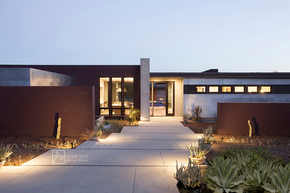 На фото: одноэтажный, серый дом среднего размера в современном стиле с облицовкой из металла и плоской крышей с