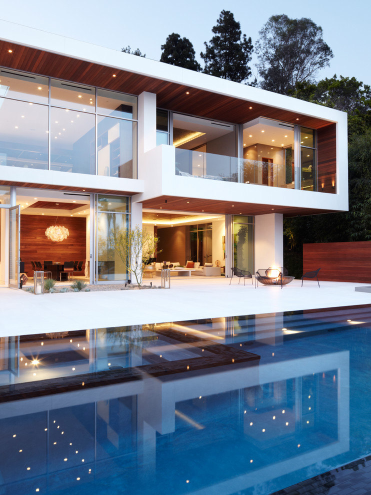 Идея дизайна: двухэтажный, огромный, белый дом в стиле модернизм с комбинированной облицовкой и плоской крышей