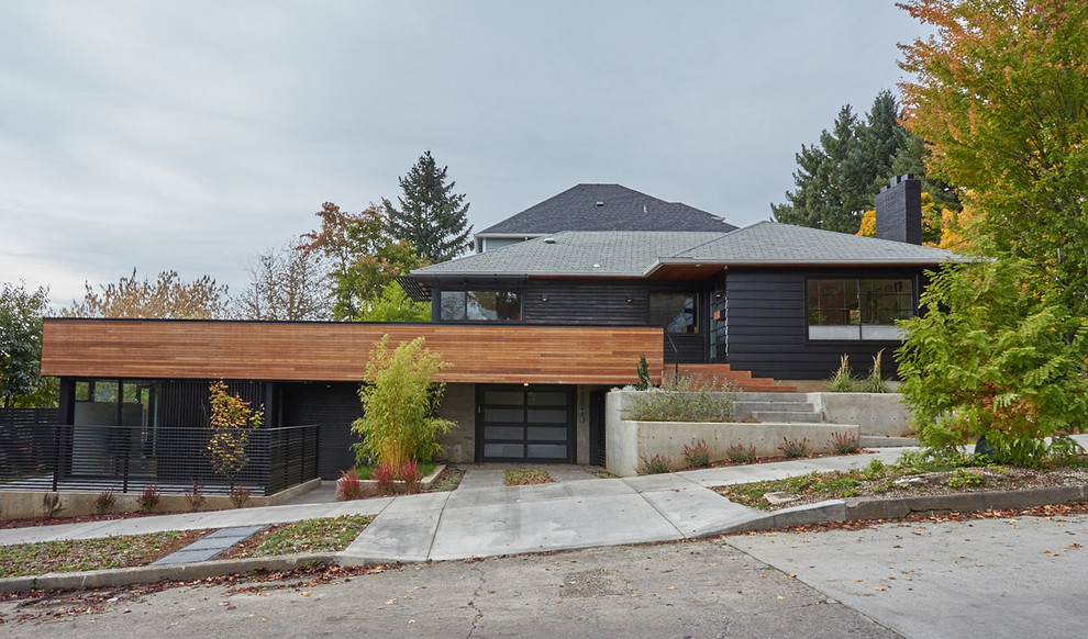 Стильный дизайн: маленький, двухэтажный, деревянный, черный частный загородный дом в стиле модернизм для на участке и в саду - последний тренд