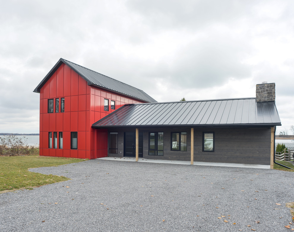 Modelo de fachada de casa roja contemporánea de tamaño medio de dos plantas con revestimientos combinados, tejado a dos aguas y tejado de metal