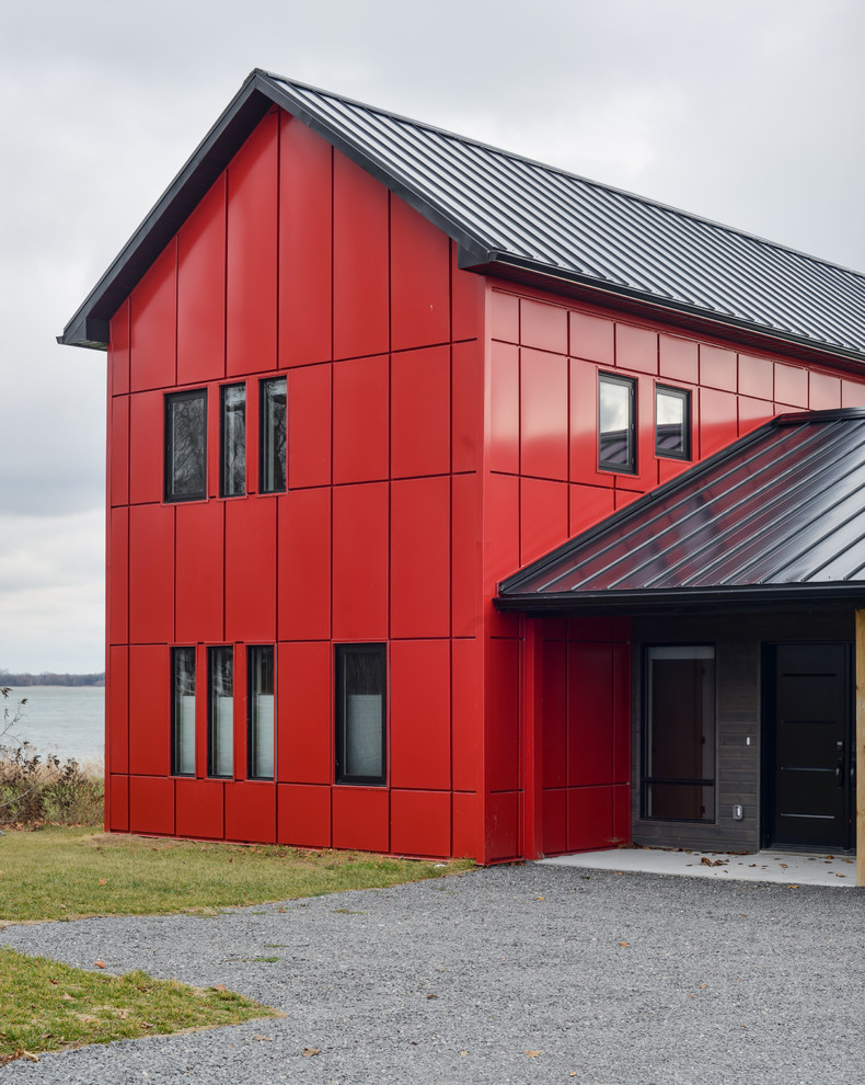 Стильный дизайн: двухэтажный, красный дом среднего размера в современном стиле с комбинированной облицовкой и двускатной крышей - последний тренд