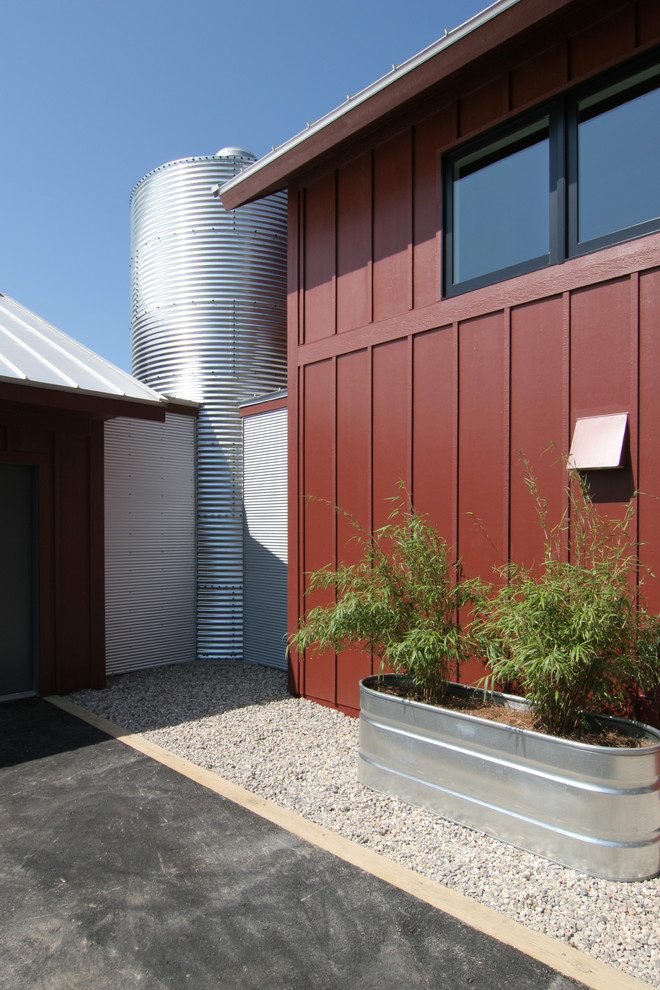 Imagen de fachada roja de estilo de casa de campo de tamaño medio de dos plantas con revestimientos combinados