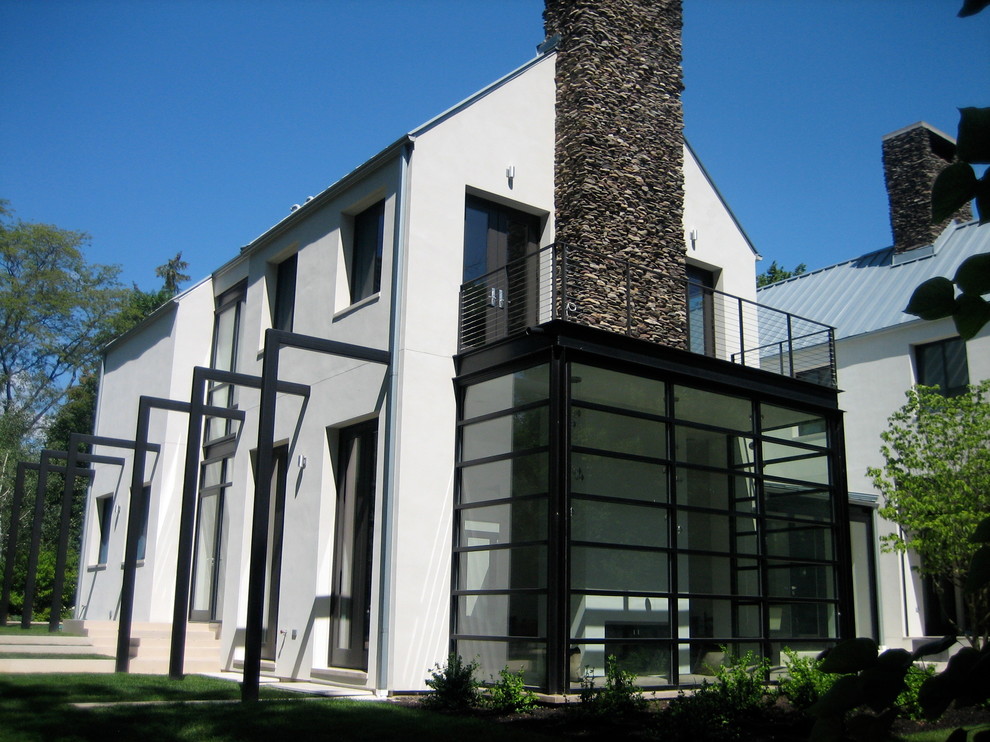 Свежая идея для дизайна: двухэтажный дом в стиле неоклассика (современная классика) - отличное фото интерьера