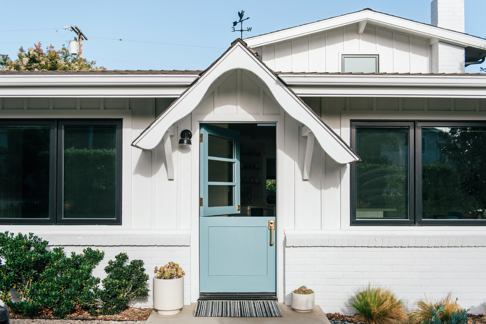 Kleines, Zweistöckiges Einfamilienhaus mit Backsteinfassade, weißer Fassadenfarbe, Satteldach und Misch-Dachdeckung in Orange County