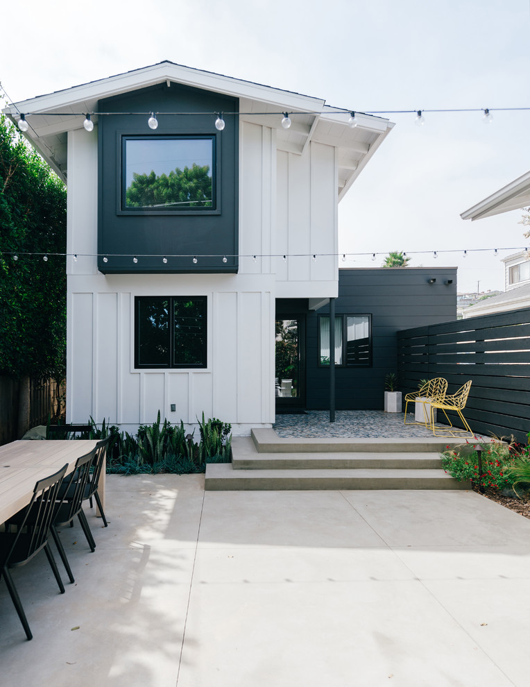 Kleines, Zweistöckiges Maritimes Einfamilienhaus mit Mix-Fassade, weißer Fassadenfarbe, Satteldach und Schindeldach in Orange County