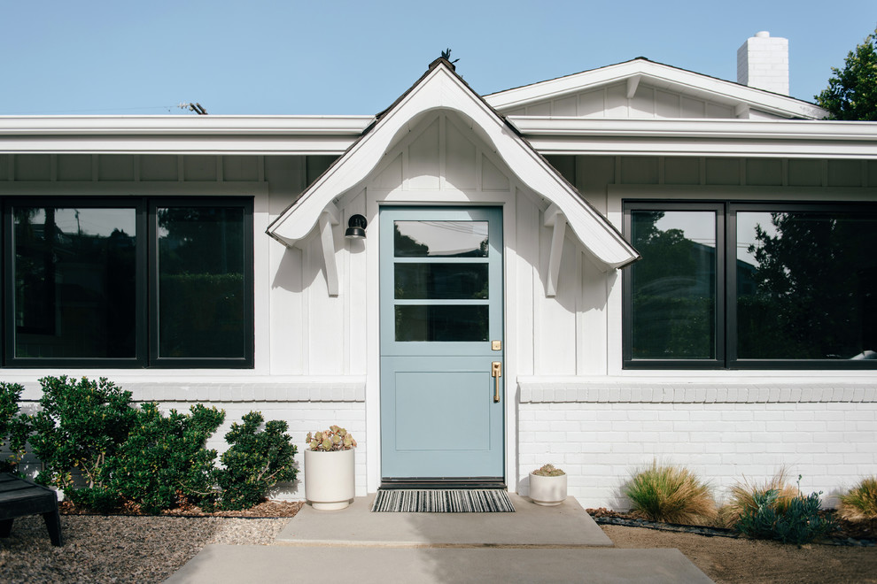 Kleines, Einstöckiges Maritimes Einfamilienhaus mit Mix-Fassade, weißer Fassadenfarbe, Satteldach und Misch-Dachdeckung in Orange County