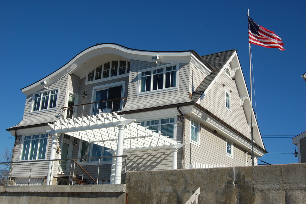 Große, Zweistöckige Maritime Holzfassade Haus mit beiger Fassadenfarbe und Satteldach in Bridgeport