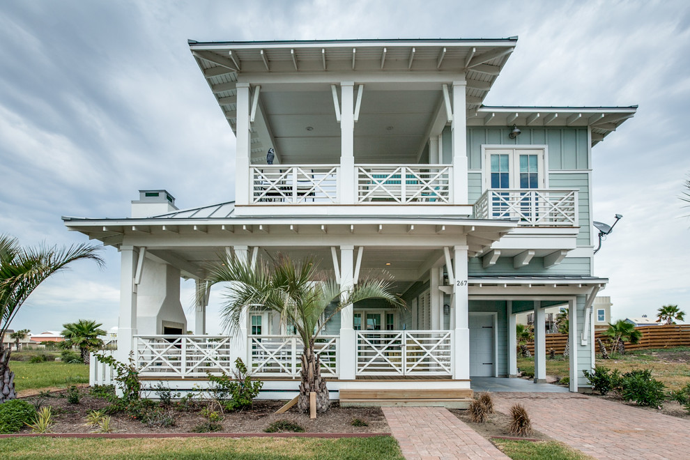 Идея дизайна: двухэтажный, синий частный загородный дом в морском стиле с вальмовой крышей и металлической крышей