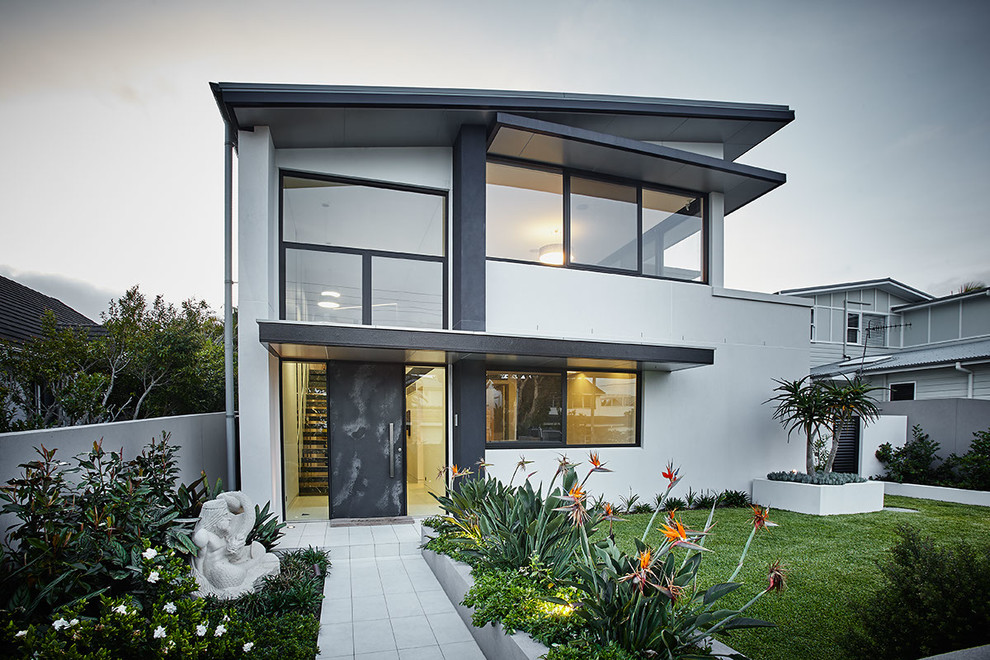 Idéer för ett modernt grått hus, med två våningar, glasfasad och pulpettak