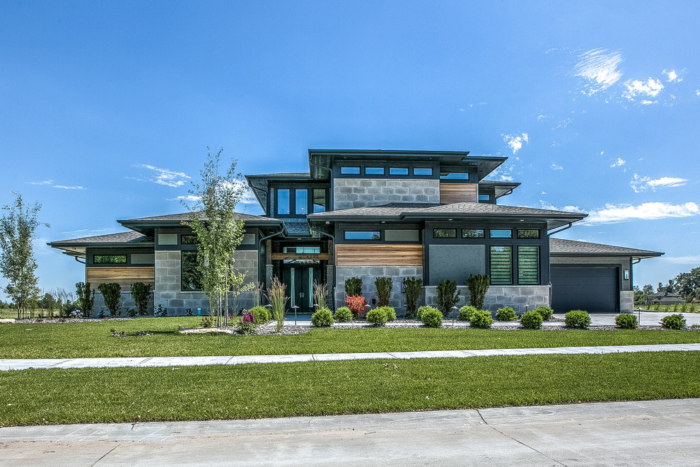 Geräumiges, Zweistöckiges Maritimes Einfamilienhaus mit Putzfassade, schwarzer Fassadenfarbe, Walmdach und Schindeldach in Omaha