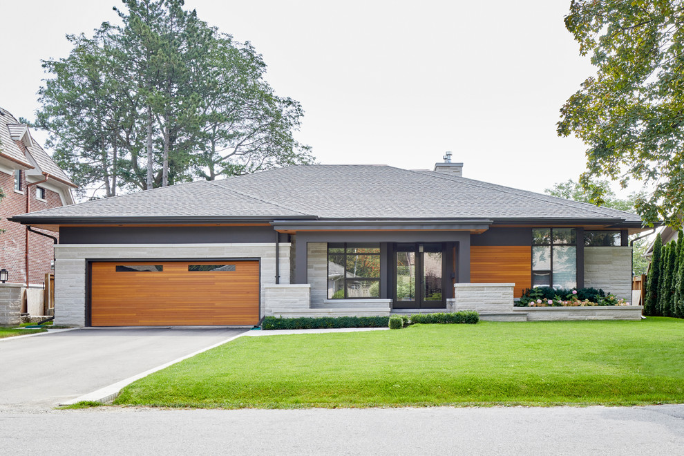 Cette photo montre une façade de maison multicolore tendance de taille moyenne et de plain-pied avec un revêtement mixte, un toit à quatre pans et un toit en shingle.