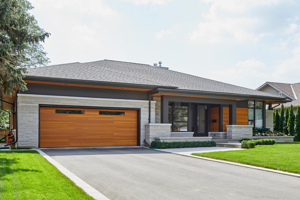 Ejemplo de fachada de casa multicolor moderna de tamaño medio de una planta con revestimientos combinados, tejado a cuatro aguas y tejado de teja de madera