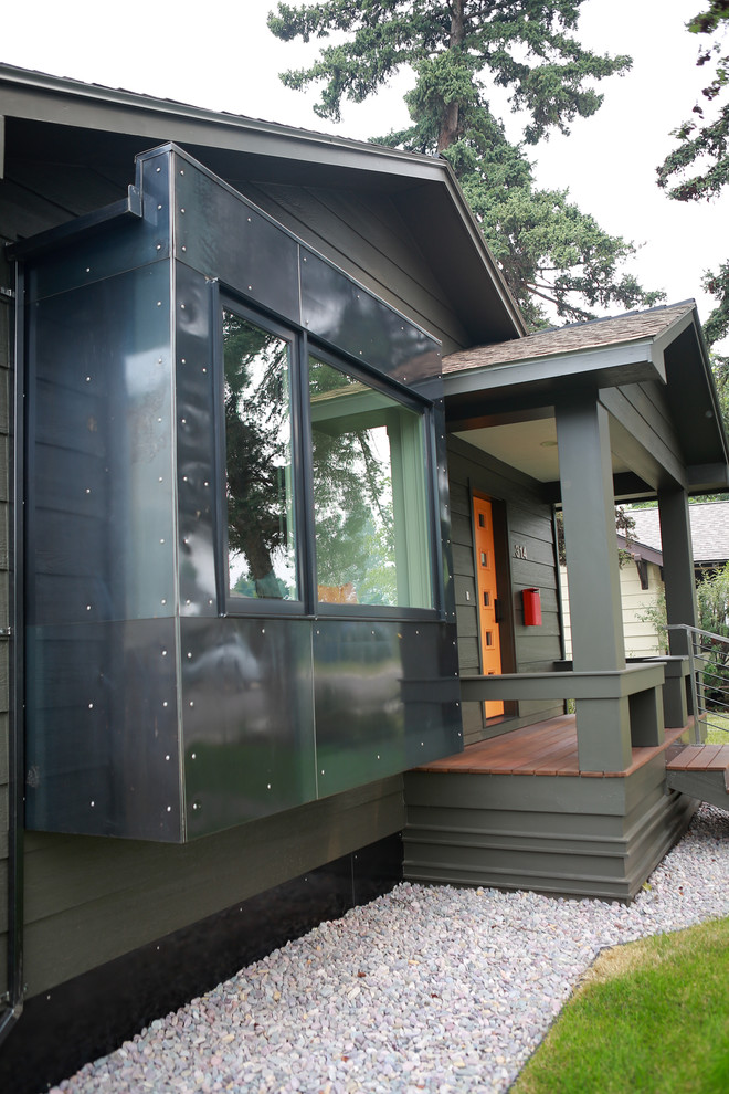 Идея дизайна: маленький, одноэтажный, серый дом в стиле модернизм с облицовкой из ЦСП для на участке и в саду