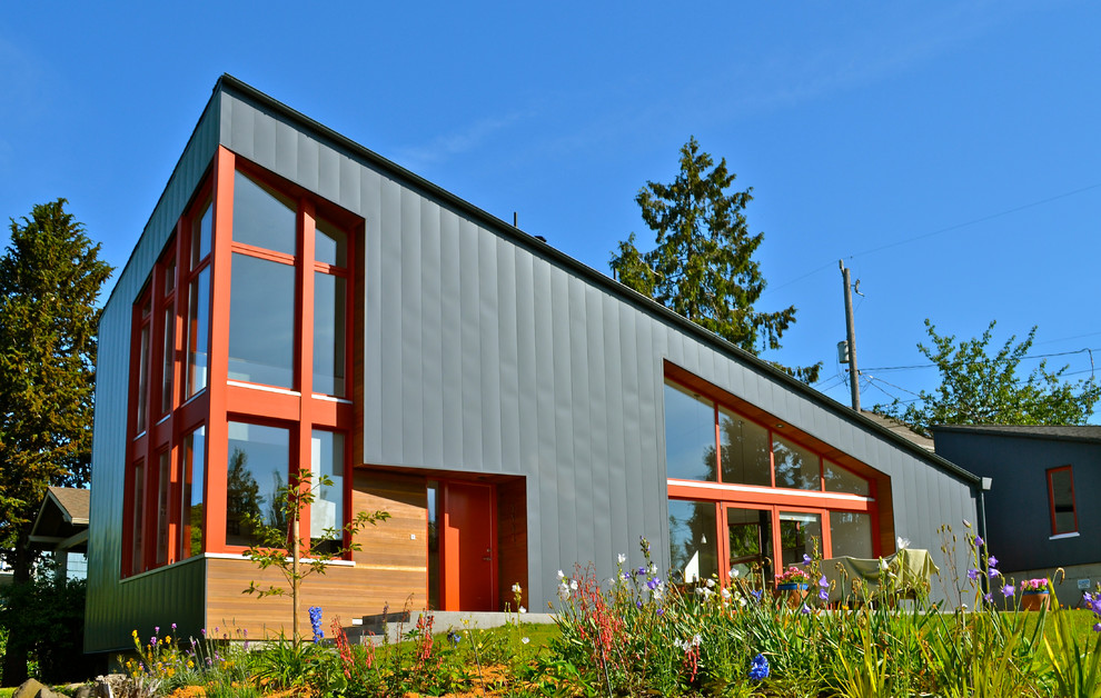 Источник вдохновения для домашнего уюта: двухэтажный, серый дом среднего размера в современном стиле с облицовкой из металла и односкатной крышей