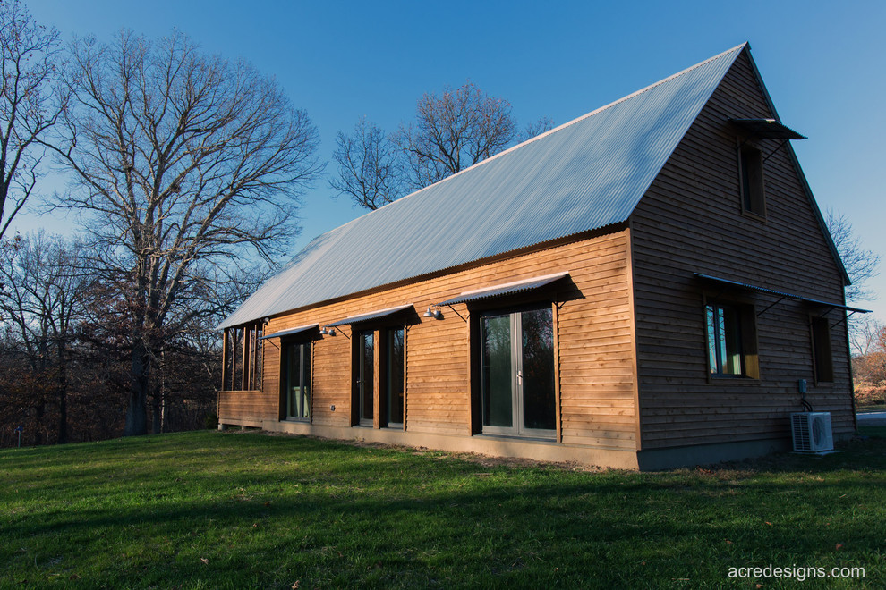 Cette image montre une petite façade de maison rustique en bois à un étage avec un toit à deux pans.