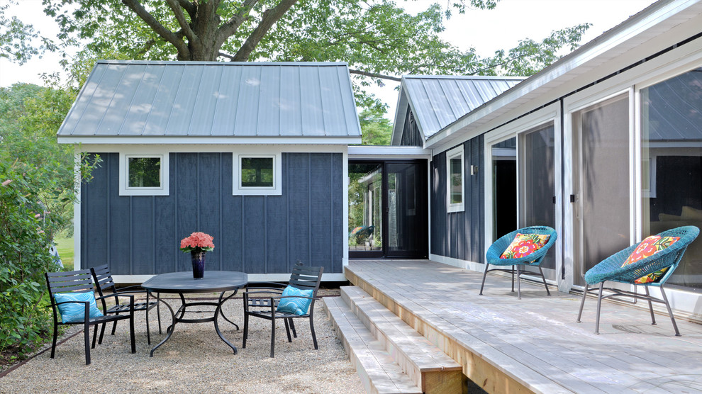 Идея дизайна: маленький, одноэтажный, деревянный, синий частный загородный дом в стиле модернизм с двускатной крышей и металлической крышей для на участке и в саду, охотников