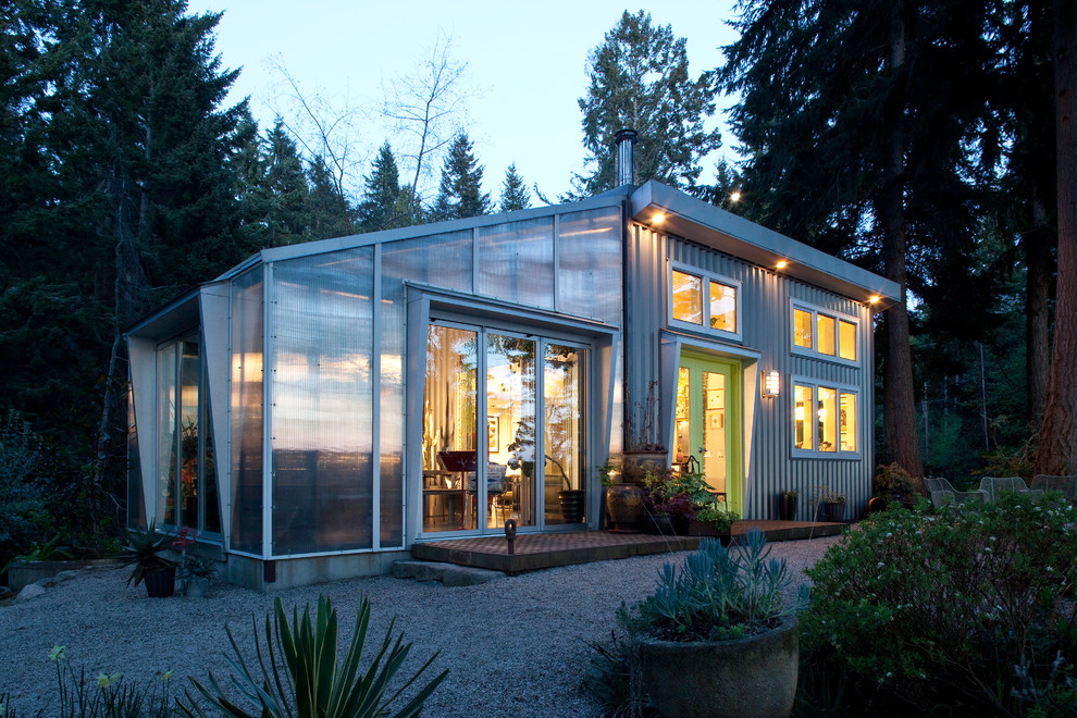 Modernes Haus mit Metallfassade in Seattle