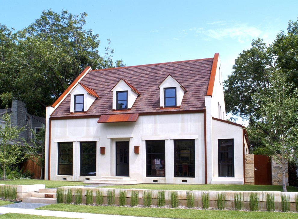 Diseño de fachada blanca clásica renovada de tamaño medio de dos plantas con revestimiento de hormigón y tejado a dos aguas