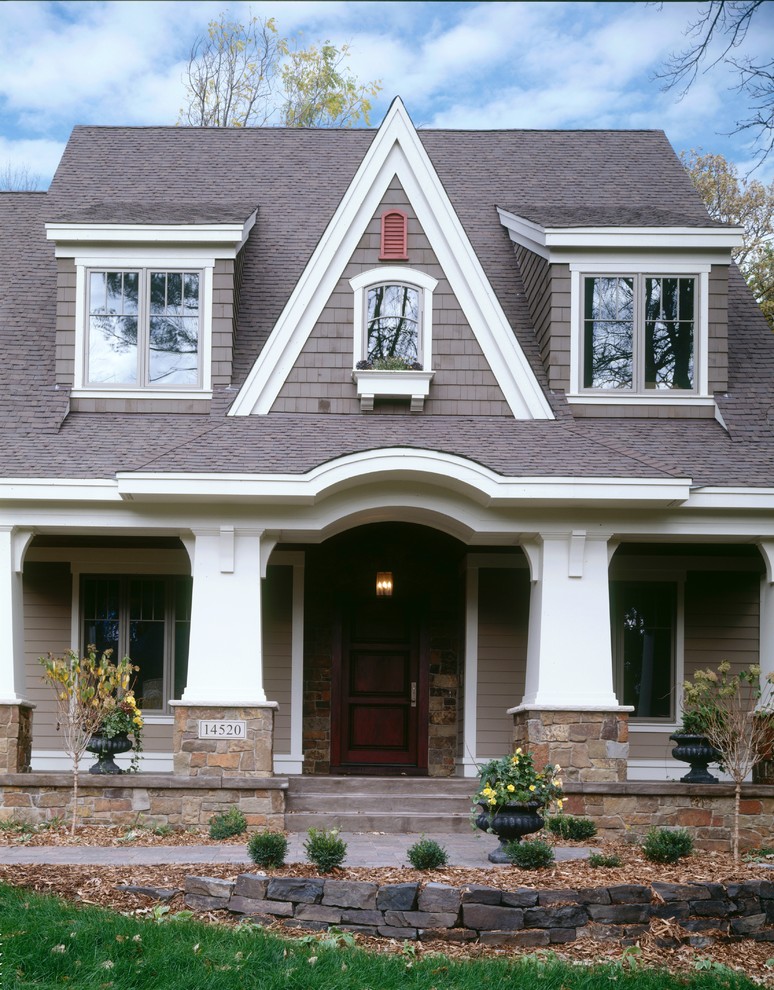 Esempio della facciata di una casa marrone american style a due piani con rivestimento in legno e tetto a capanna