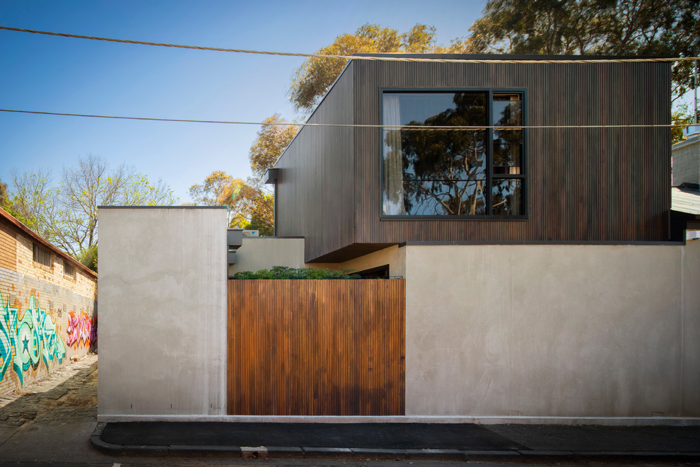 Свежая идея для дизайна: маленький, двухэтажный, деревянный, серый дом в современном стиле с плоской крышей для на участке и в саду - отличное фото интерьера