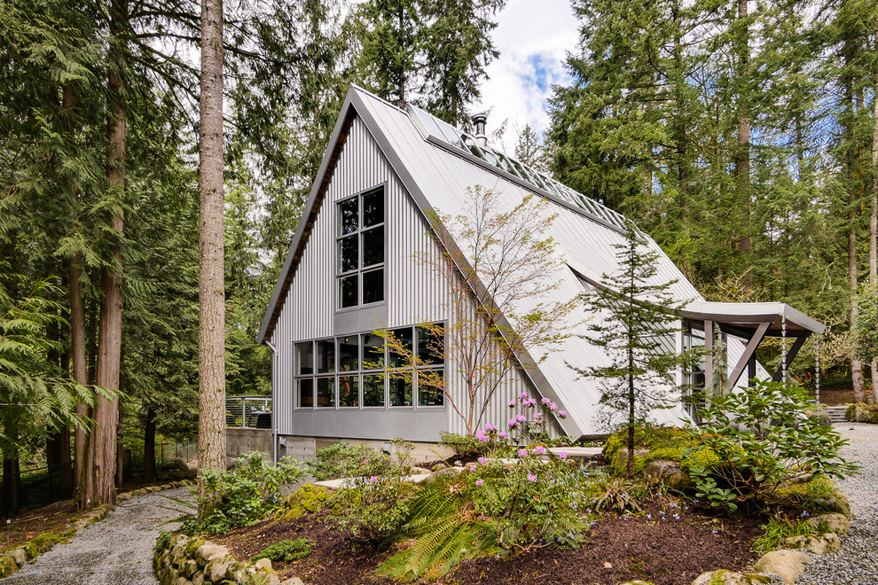 Kleines, Zweistöckiges Industrial Haus mit Metallfassade, grauer Fassadenfarbe und Satteldach in Seattle