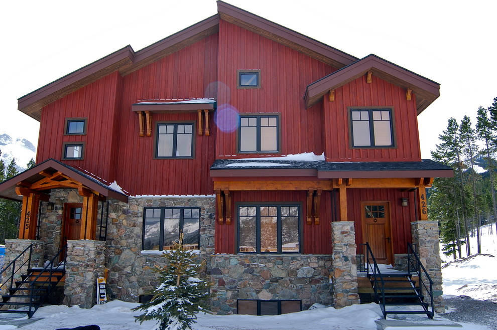 Inspiration för mellanstora rustika röda hus, med två våningar, blandad fasad och pulpettak