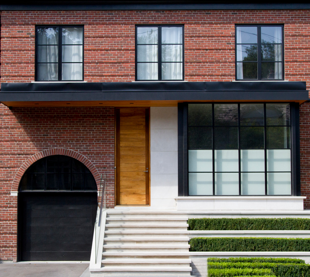 Idées déco pour une façade de maison rouge contemporaine en brique à un étage et de taille moyenne.