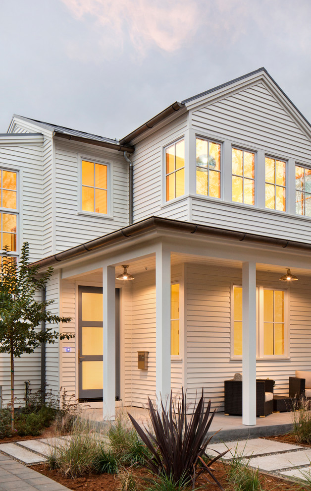 Zweistöckiges Country Haus mit weißer Fassadenfarbe, Satteldach und Vinylfassade in San Francisco