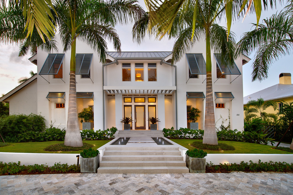 Zweistöckiges Maritimes Haus mit weißer Fassadenfarbe in Miami