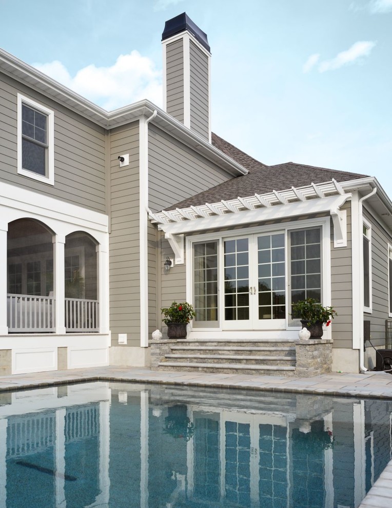 Diseño de fachada de casa gris clásica de tamaño medio de dos plantas con revestimiento de vinilo