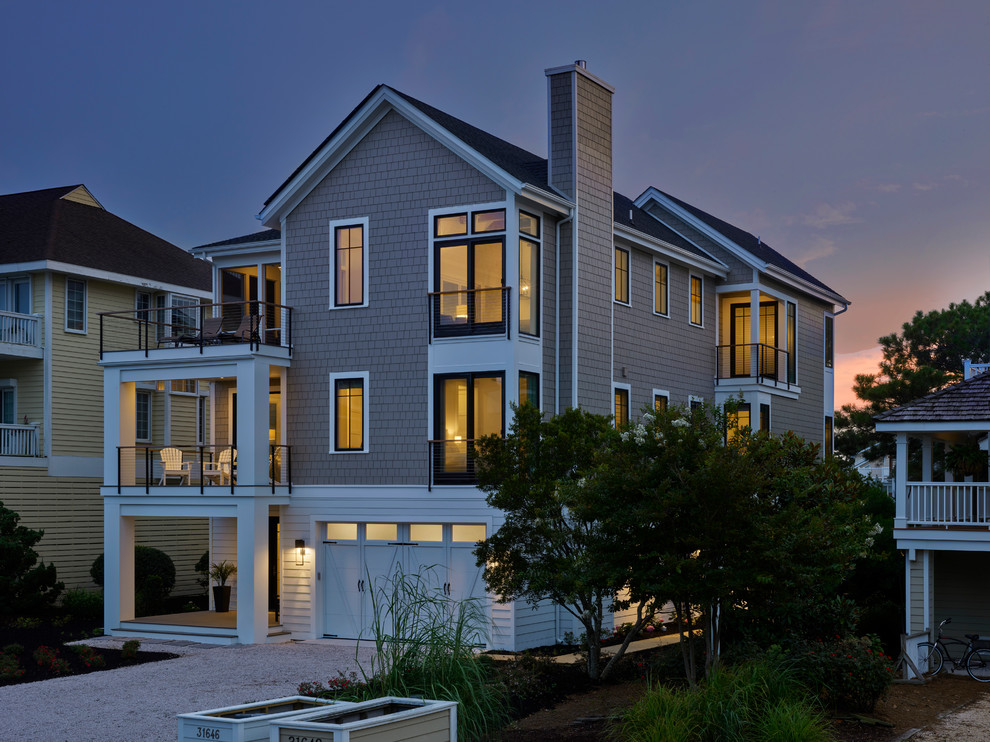 Diseño de fachada de casa beige minimalista grande de tres plantas con revestimientos combinados, tejado a dos aguas y tejado de teja de madera