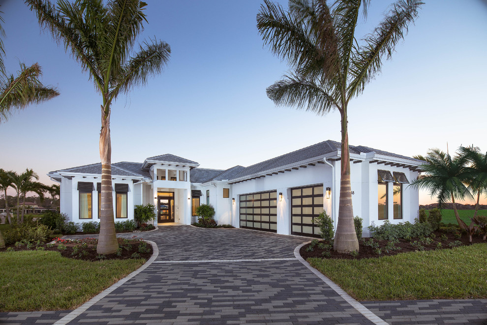 White one-story house exterior idea in Miami
