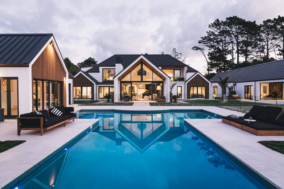 Свежая идея для дизайна: белый дом в современном стиле с двускатной крышей - отличное фото интерьера