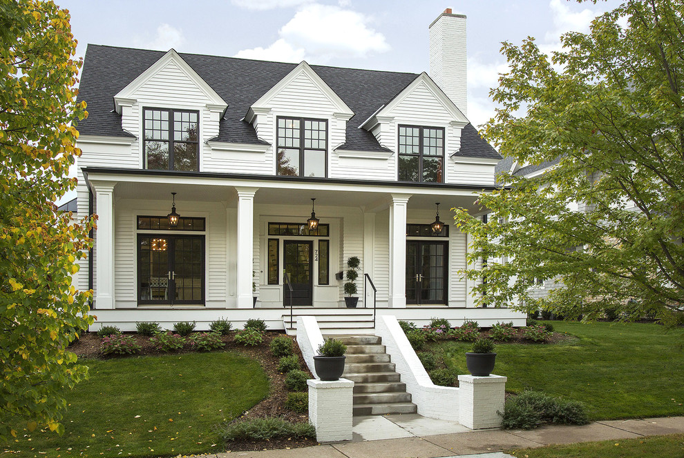 Esempio della facciata di una casa bianca classica a due piani