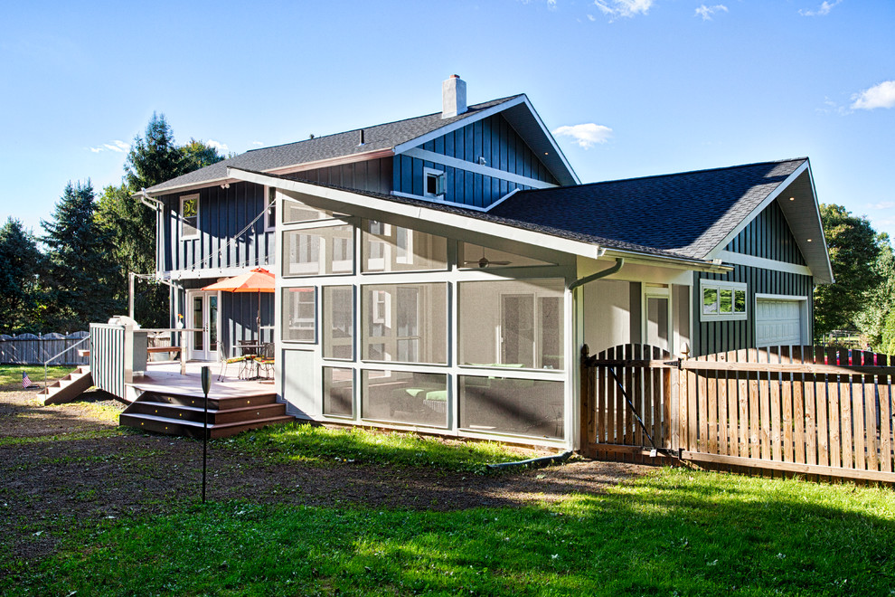 Imagen de fachada de casa verde vintage de tamaño medio de dos plantas con revestimiento de aglomerado de cemento, tejado a dos aguas y tejado de teja de madera