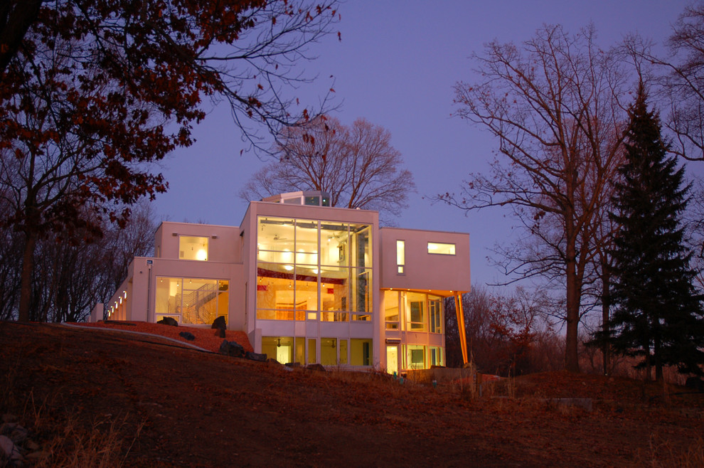 Inspiration pour une façade de maison grise minimaliste en béton à deux étages et plus.