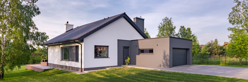 Diseño de fachada de casa negra actual de tamaño medio de una planta con revestimiento de estuco, tejado a dos aguas y tejado de teja de barro