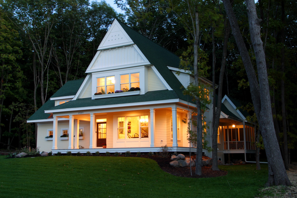 На фото: двухэтажный, деревянный дом среднего размера в классическом стиле с двускатной крышей