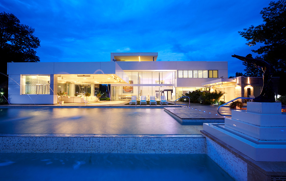 Идея дизайна: огромный, двухэтажный, белый дом в современном стиле с облицовкой из бетона