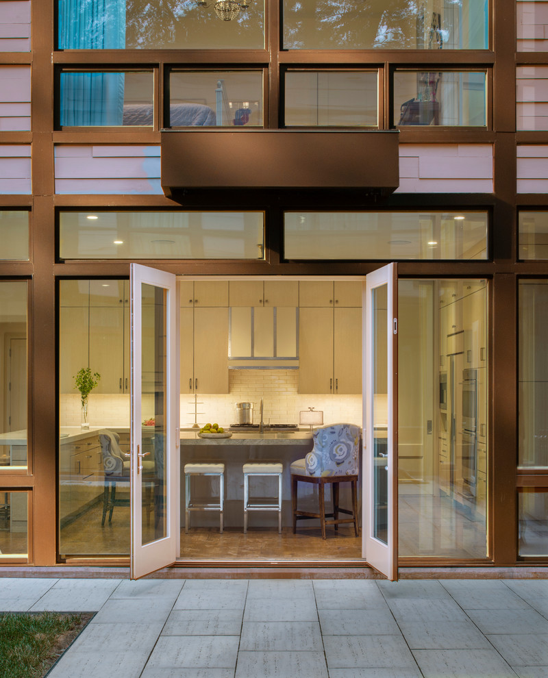 Imagen de fachada marrón moderna de tamaño medio de dos plantas con revestimiento de vidrio