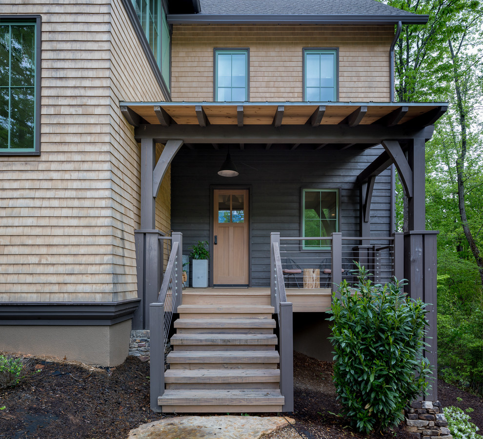 Inspiration pour une grande façade de maison marron minimaliste en bois à deux étages et plus avec un toit à quatre pans et un toit en shingle.