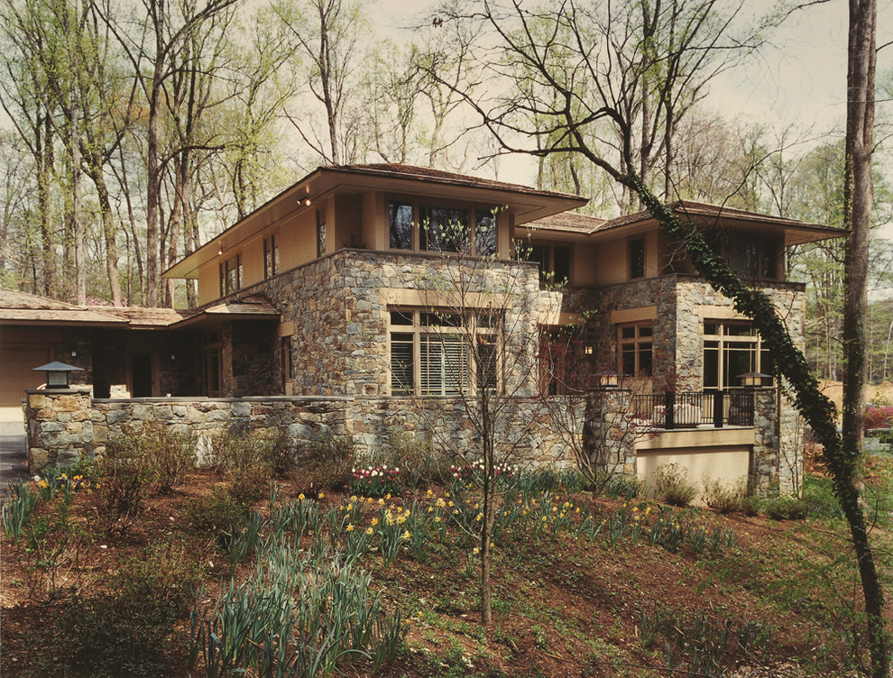 Idee per la villa beige american style a tre piani con rivestimento in pietra e copertura a scandole