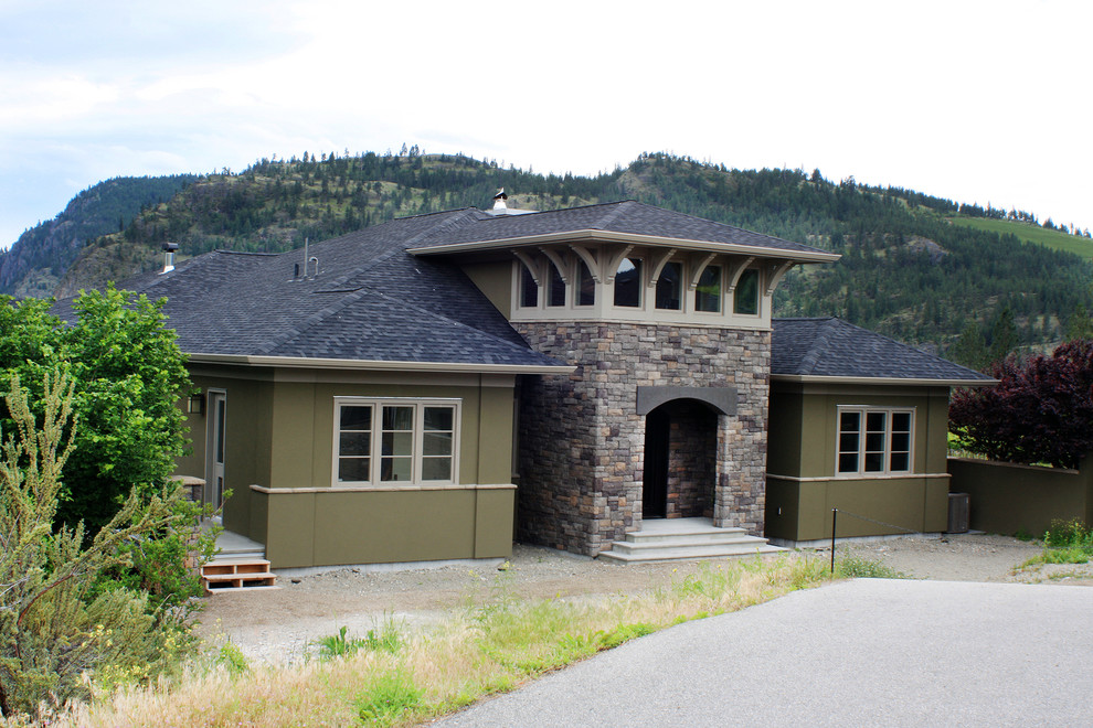 Idées déco pour une façade de maison verte craftsman en pierre de taille moyenne et de plain-pied avec un toit à deux pans.