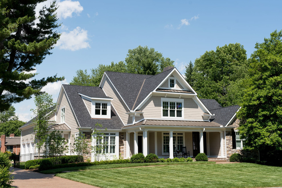 Geräumiges, Zweistöckiges Rustikales Einfamilienhaus mit beiger Fassadenfarbe, Blechdach, Faserzement-Fassade und Satteldach in Sonstige