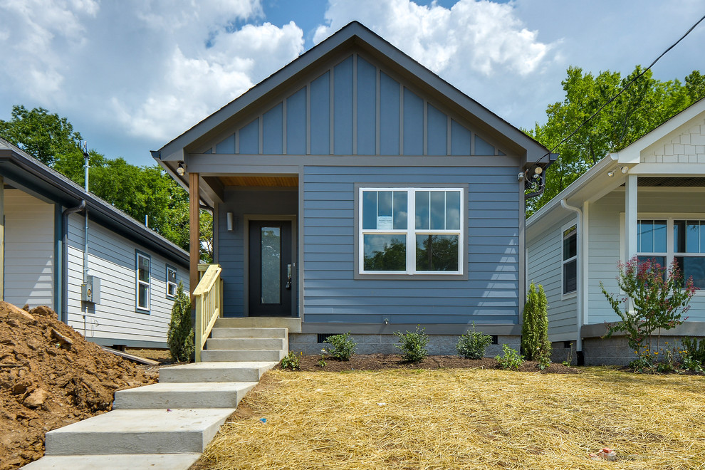 Стильный дизайн: маленький, одноэтажный, синий дом в стиле модернизм с облицовкой из ЦСП для на участке и в саду - последний тренд