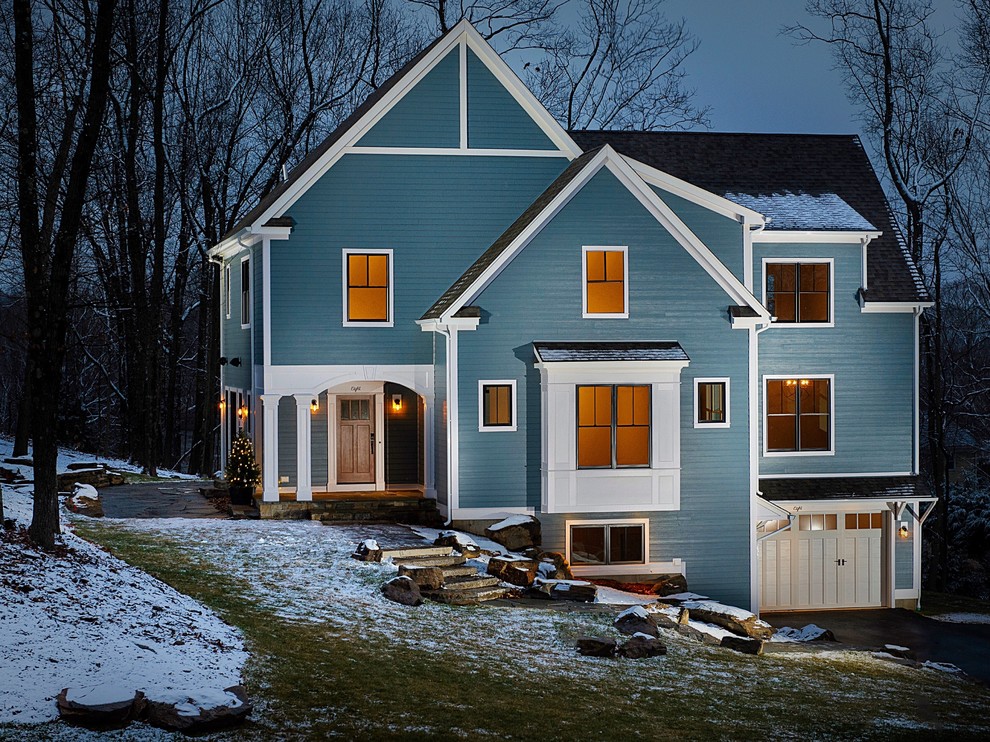 Стильный дизайн: двухэтажный, синий дом среднего размера в стиле кантри с облицовкой из ЦСП и двускатной крышей - последний тренд